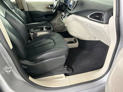 Used 2018 Chrysler Pacifica Touring-L image 13