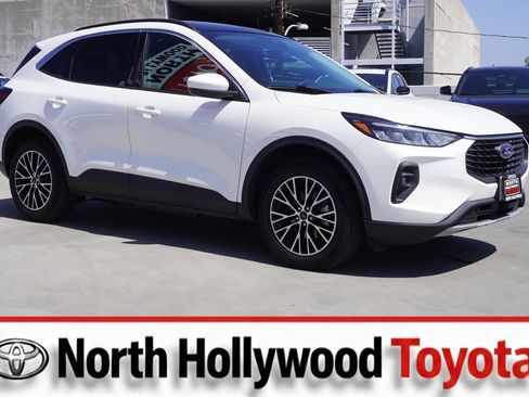 Used 2023 Ford Escape SE FWD image 1