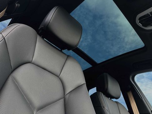 Used 2024 Porsche Macan S image 18