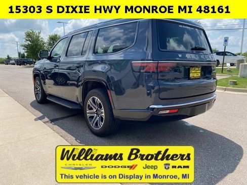 Used 2024 Jeep Wagoneer Series II w/ Flexible Seating Group image 7