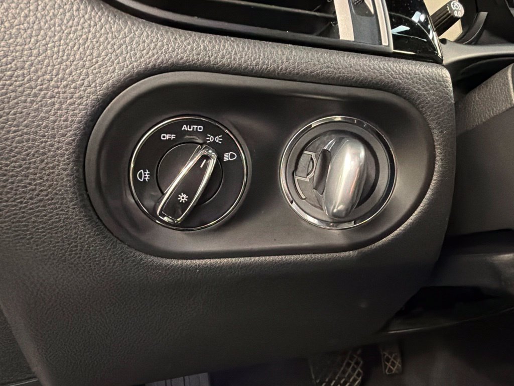 Used 2024 Porsche Macan AWD/4WD image 23