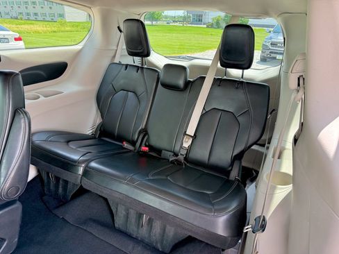 Used 2023 Chrysler Pacifica Touring-L FWD image 13