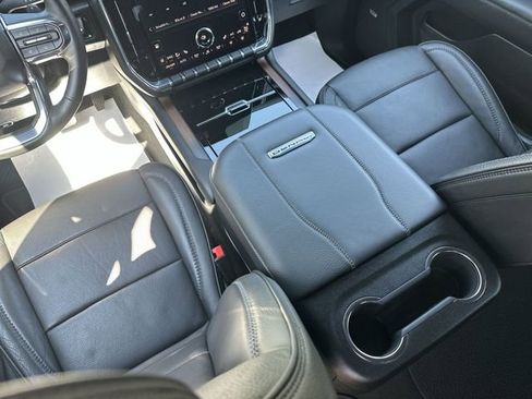 Used 2025 GMC Yukon XL Denali AWD/4WD image 23