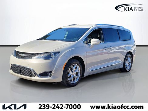 Used 2020 Chrysler Pacifica Touring-L image 3