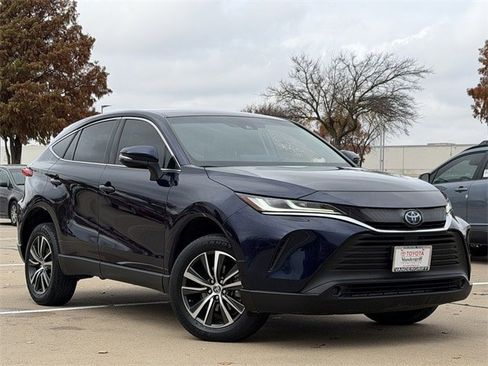 Used 2023 Toyota Venza LE image 2