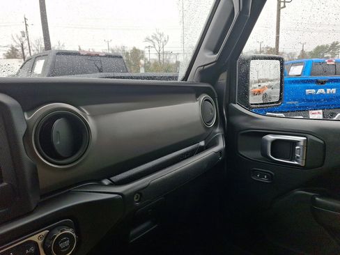 Used 2022 Jeep Gladiator Willys image 31