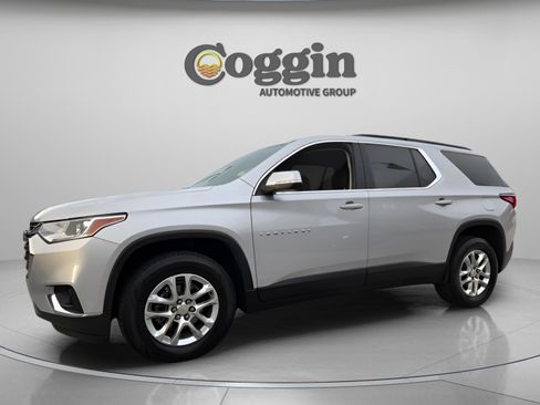 Used 2021 Chevrolet Traverse LT image 1