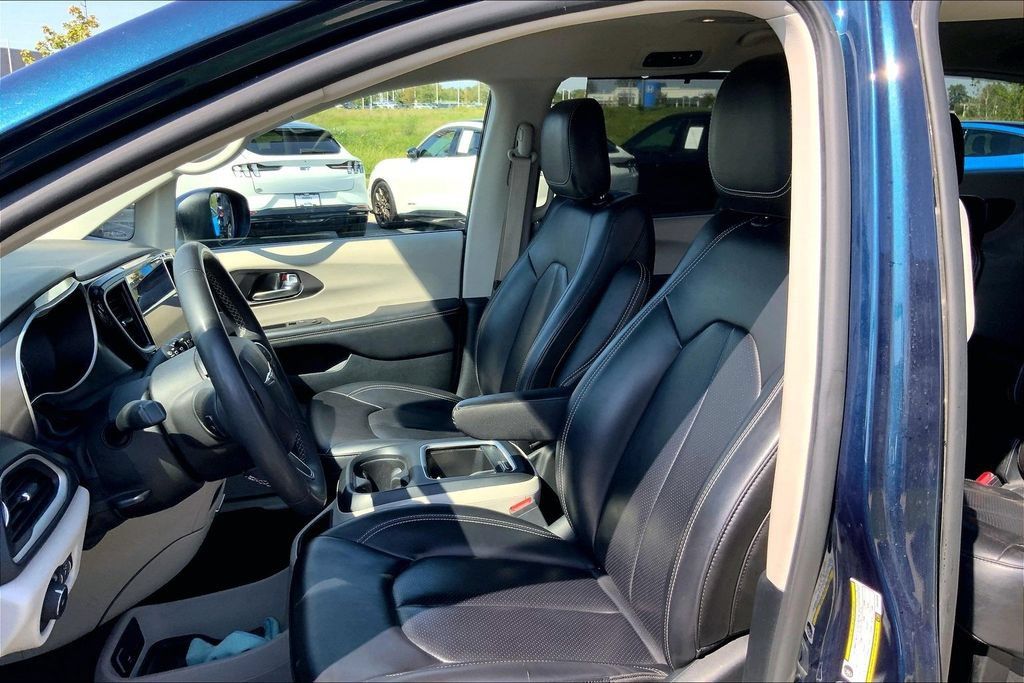 Used 2023 Chrysler Pacifica Touring-L FWD image 9