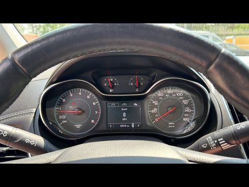 Used 2018 Chevrolet Cruze Premier FWD image 14