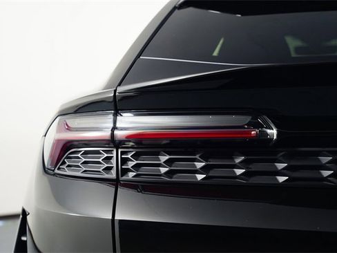 Used 2025 Lamborghini Urus SE image 16