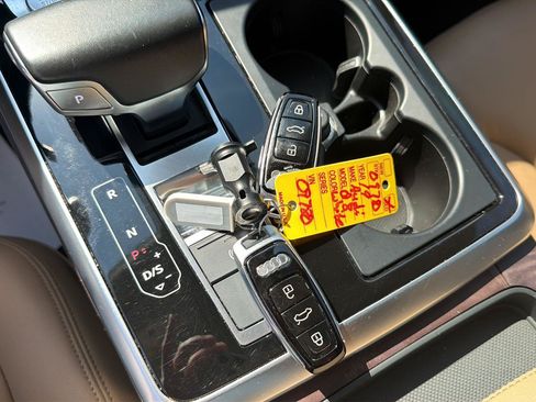 Used 2019 Audi Q8 Premium w/ Convenience Package AWD/4WD image 25