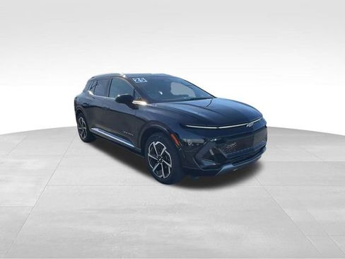 Certified 2025 Chevrolet Equinox EV LT image 2