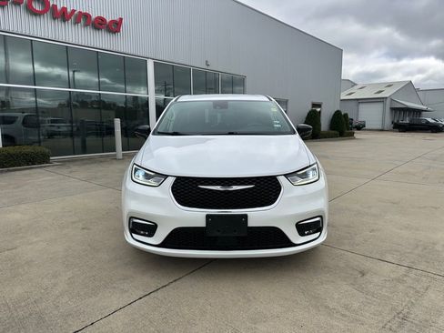 Used 2024 Chrysler Pacifica Touring-L image 2