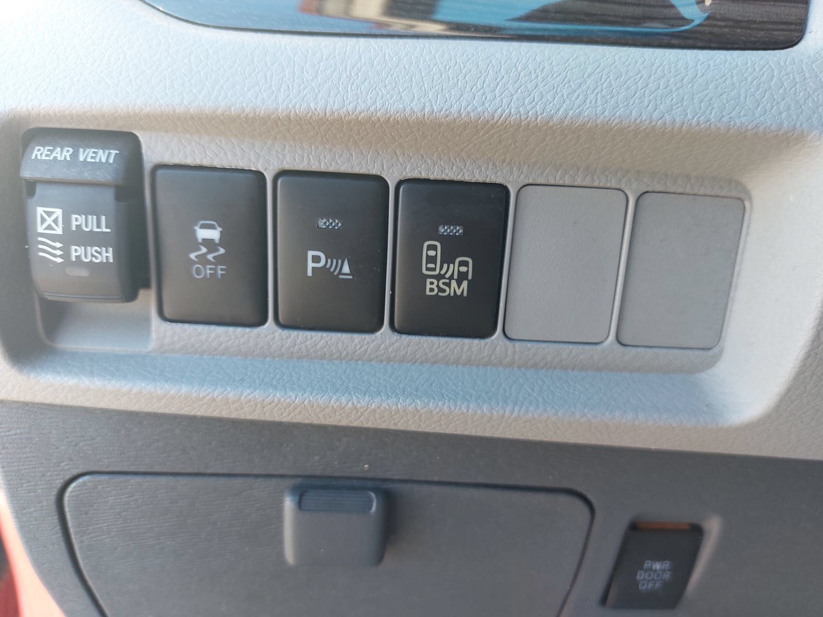 Used 2016 Toyota Sienna XLE Premium FWD image 27