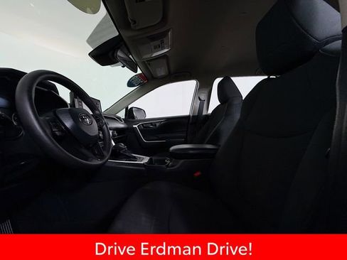 Used 2019 Toyota RAV4 LE FWD image 6