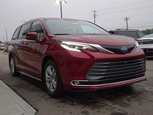 Used 2023 Toyota Sienna Platinum image 6