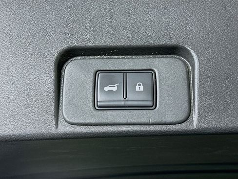 Used 2025 Nissan Rogue SV image 28