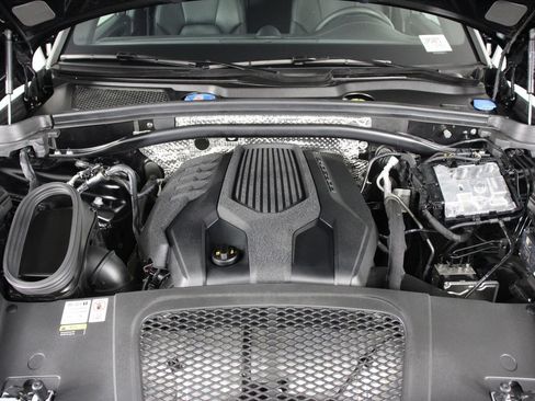Certified 2023 Porsche Macan AWD/4WD image 26