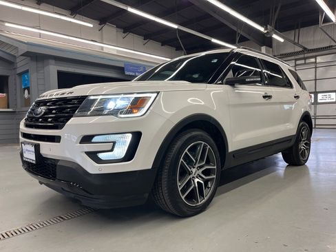 Used 2017 Ford Explorer Sport w/ Equipment Group 401A image 3