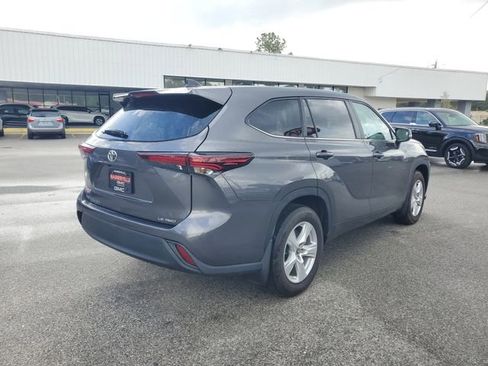 Used 2024 Toyota Highlander LE image 2