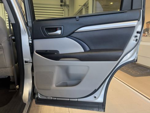 Used 2017 Toyota Highlander SE image 27