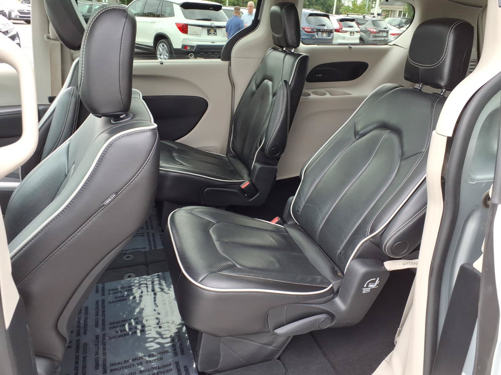 Used 2023 Chrysler Pacifica Limited FWD image 7