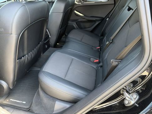 Used 2023 Porsche Macan AWD/4WD image 18