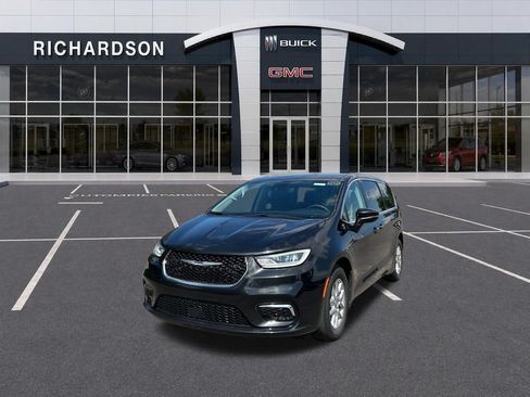 Used 2023 Chrysler Pacifica Touring-L FWD image 1
