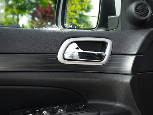 Used 2019 Jeep Grand Cherokee Altitude AWD/4WD image 14