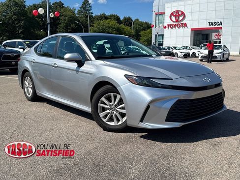 Used 2025 Toyota Camry LE FWD image 1