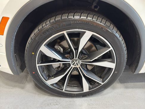 Used 2022 Volkswagen Tiguan SEL R-Line AWD/4WD image 9