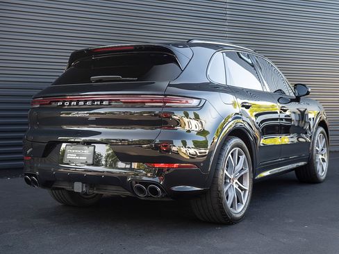Certified 2025 Porsche Cayenne AWD/4WD image 28