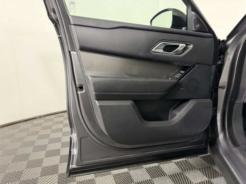 Used 2019 Land Rover Range Rover Velar S AWD/4WD image 41