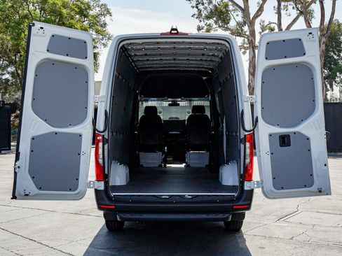 Used 2025 Mercedes-Benz Sprinter 2500 image 9