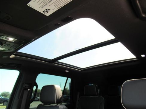 Used 2021 Chevrolet Tahoe Premier w/ Premium Package image 27