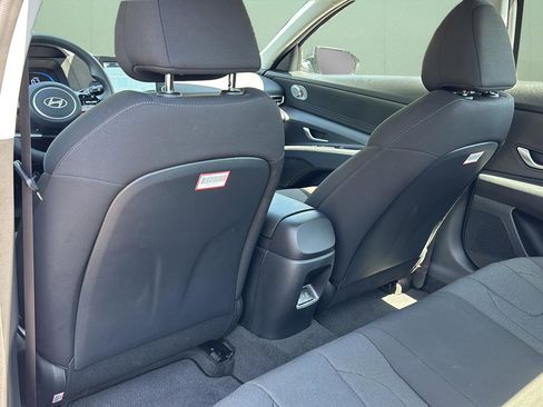 Used 2025 Hyundai Elantra SE image 17