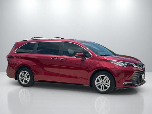 Certified 2023 Toyota Sienna Limited FWD image 4