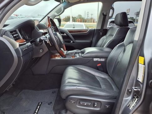 Used 2020 Lexus LX 570 4WD w/ 3rd Row & Luxury Pkg image 18