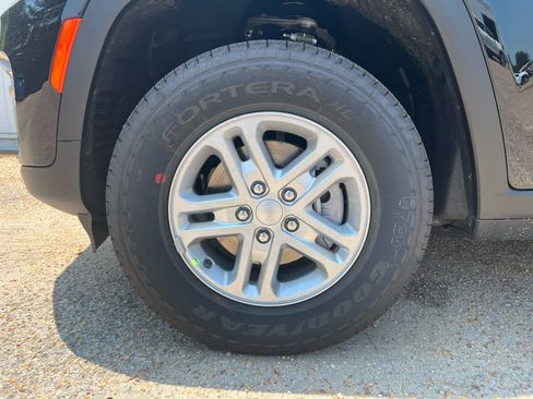 New 2025 Jeep Grand Cherokee Laredo w/ Luxury Tech Group I image 12