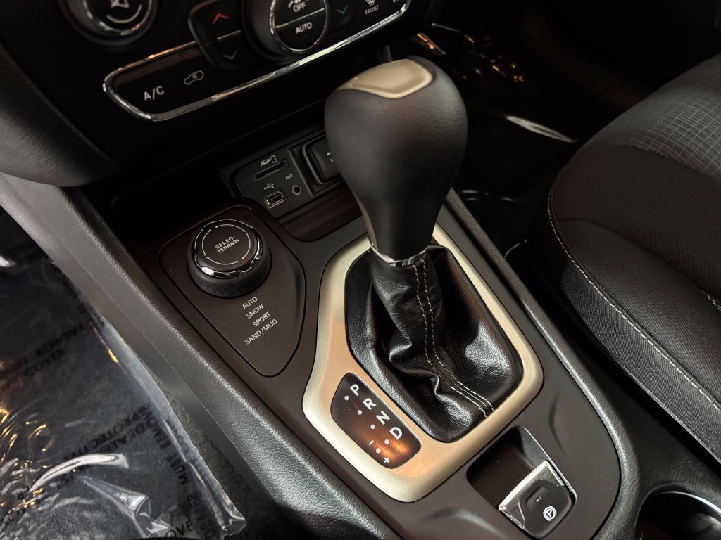 Used 2015 Jeep Cherokee Latitude w/ Comfort/Convenience Group AWD/4WD image 29