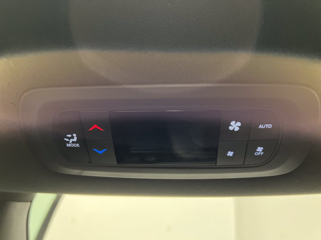 Used 2027 Chrysler Pacifica Select FWD image 26