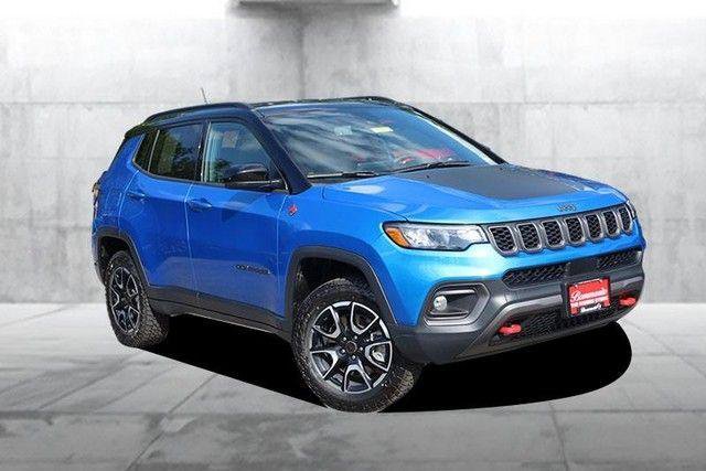Used 2025 Jeep Compass Trailhawk AWD/4WD image 2