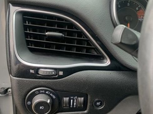 Used 2023 Jeep Cherokee Altitude Lux image 16