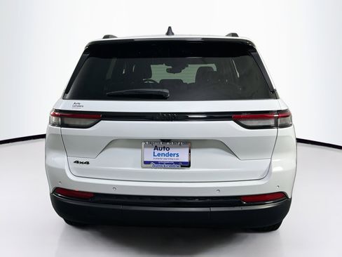 Used 2022 Jeep Grand Cherokee Altitude AWD/4WD image 6