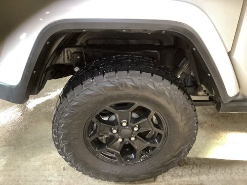 Used 2021 Jeep Gladiator Willys image 14