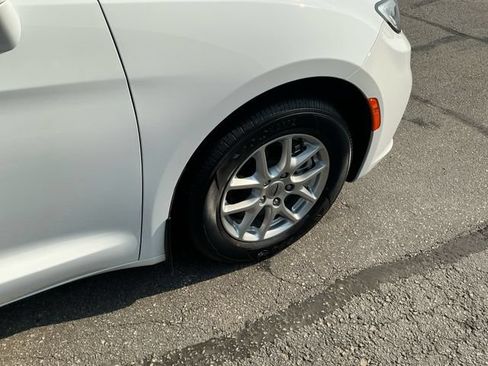 Used 2022 Chrysler Pacifica Touring-L FWD image 17
