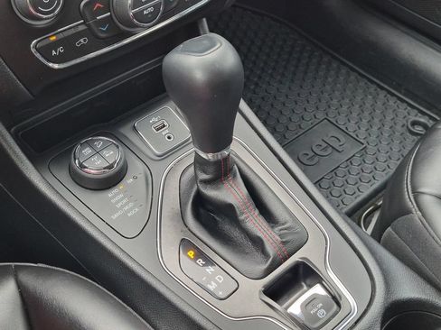 Used 2020 Jeep Cherokee Trailhawk w/ Cold Weather Group AWD/4WD image 12