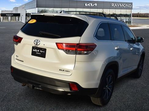 Used 2019 Toyota Highlander XLE image 3