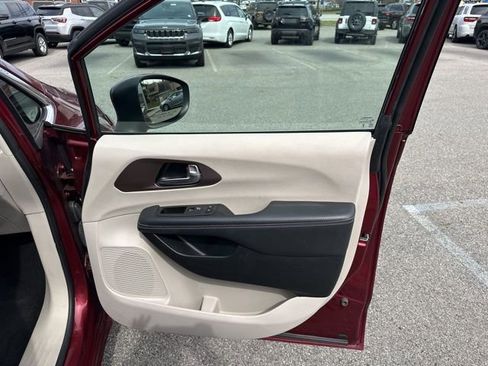 Certified 2023 Chrysler Voyager LX FWD image 13
