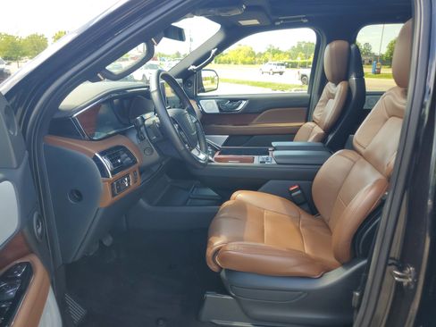 Certified 2023 Lincoln Navigator Reserve AWD/4WD image 12